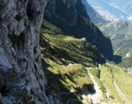 Grigna-calata in parete per raggiungere il Pozzo del Nido (foto Luana Aimar)